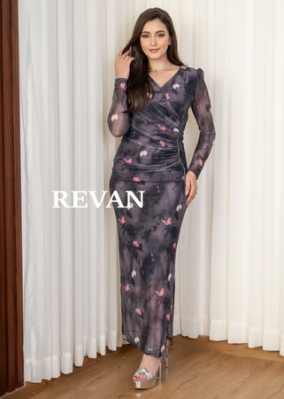 فستان طويل بتصميم أنثوي ولمسات جذابة