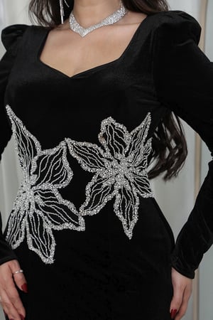 فستان سهرة بتطريز أنيق وقصة راقية من ريڤــان