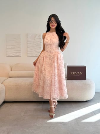 فستان عيد ميدي مزخرف بالورود من ريڤــان