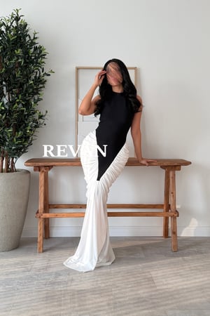 فستان سهرة بتصميم مميز من ريڤــان