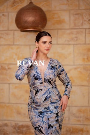 فستان سهرة مطرّز بلمعة فاخرة