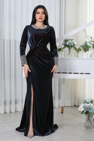 فستان سهرة بتطريز فاخر وقصة ملتفة من ريڤــان