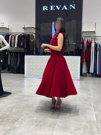 فستان عيد ميدي مطرز  تصميم انثوي فاخر من ريڤــان