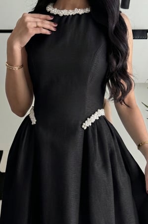 فستان عيد ميدي بقصة كلاسيكية تصميم أنثوي من ريڤــان