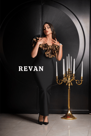 فستان سهرة أسود بتفاصيل أنيقة