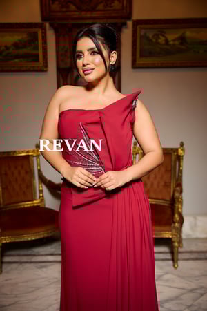 فستان سهرة بكتف واحد مع لمسات كريستالية من REVAN
