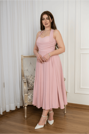 فستان وردي ناعم بتصميم كلاسيكي راقٍ