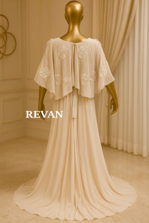 فستان أوف وايت راق بتصميم كاب مطرّز بالورود من ريفان