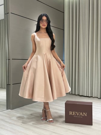 فستان ميدي بقصة واسعة من ريڤــان