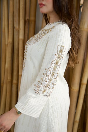 جلابية رمضانية مطرزة بتفاصيل ناعمة من ريڤــان