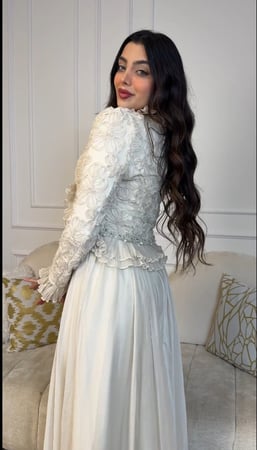 فستان عيد طويل بتفاصيل دانتيل وكرانيش ناعمة  أناقة ملكية من ريڤــان