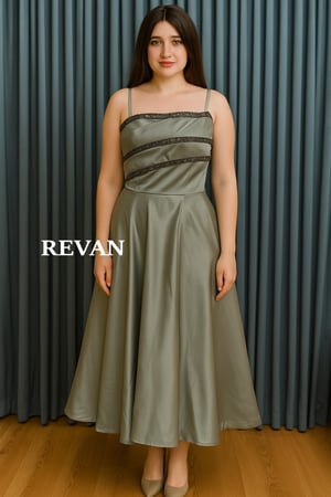 فستان فاخر من ريفان باللون الزيتي الهادئ بخطوط دانتيل سوداء