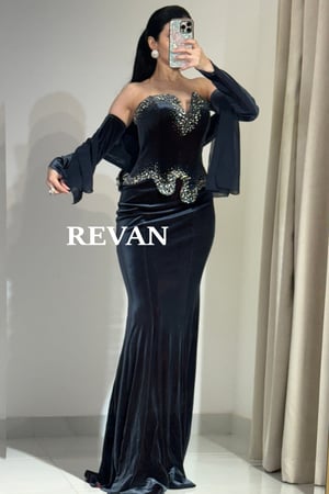 فستان مخملي سحابي فاخر بلمسة ملكية وتطريز كريستالي