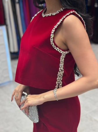 طقم سهرة مخمل ميدي مزين بالكريستال من ريڤــان