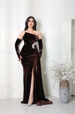 فستان سهرة بقصة أنيقة مع ذيل انسيابي من ريڤــان