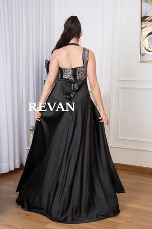 فستان أسود لامع بتصميم فخم وذيل جانبي