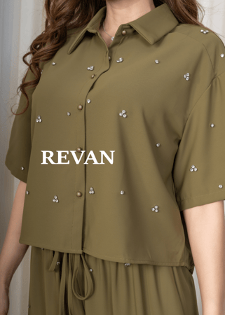 طقم أنيق بلمسات ناعمة لإطلالة كاجوال فخمة