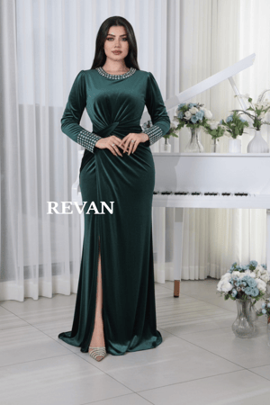 فستان سهرة بتطريز فاخر وقصة ملتفة من ريڤــان