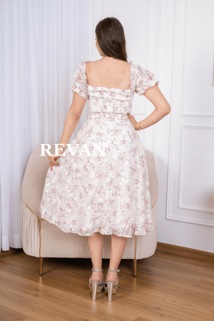 فستان ناعم بطبعات ورود رومانسية