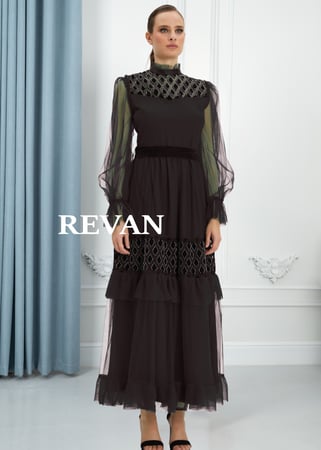 فستان أنيق بتصميم راقٍ ولمسات فاخرة