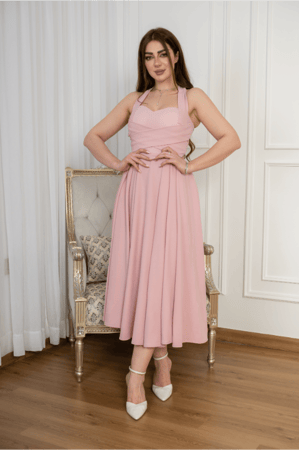 فستان وردي ناعم بتصميم كلاسيكي راقٍ