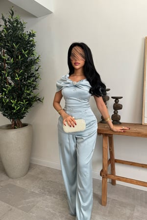 طقم عيد فاخر بتفاصيل كريستالية من ريڤــان