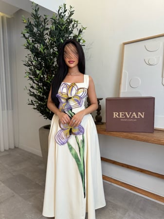 فستان عيد بتطريز ورد بارز أناقة فنية راقية من ريڤــان