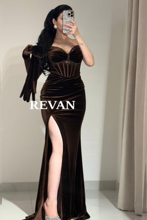فستان سهرة مخملي بكورساج مرصع وشق جانبي من ريڤــان