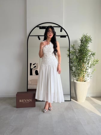 فستان عيد ميدي بدانتيل ناعم وقصة انسيابية من ريڤــان