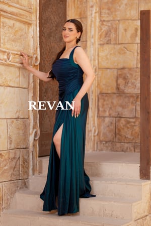 فستان ستان فاخر بثنيات جانبية وقصة انسيابية