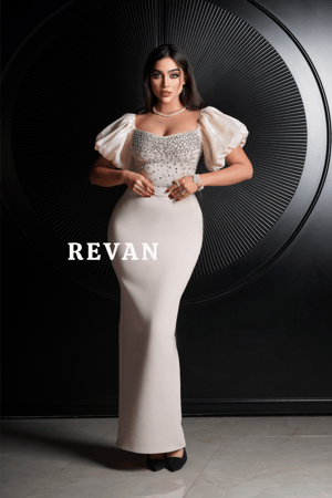 فستان ملكي مزين بالأحجار الكريستالية