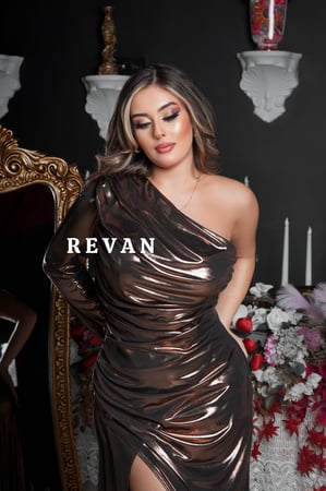 فستان بكتف واحد بتصميم لامع وشق جانبي جذاب
