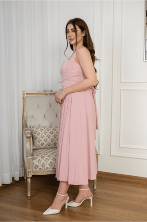 فستان وردي ناعم بتصميم كلاسيكي راقٍ