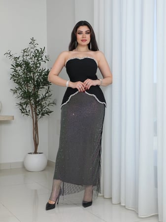 طقم سهرة بتفاصيل متلألئة وقصة انسيابية من ريڤــان