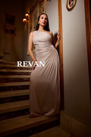 فستان سهرة بكتف واحد وطيات ملتفة مع لمسة كريستالية