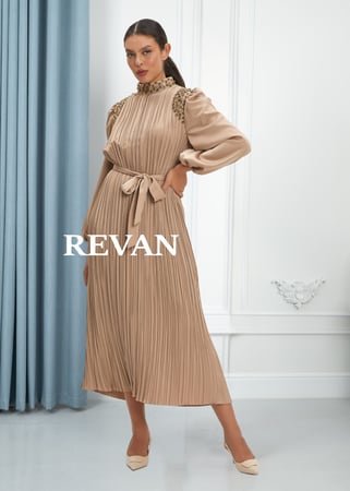 فستان بليسيه أنيق بتصميم راقٍ ولمسات فاخرة