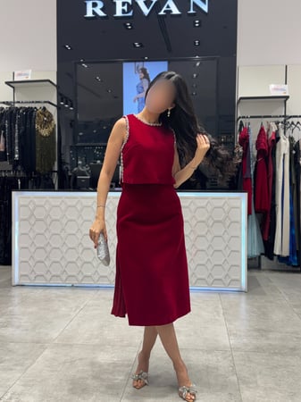 طقم سهرة مخمل ميدي مزين بالكريستال من ريڤــان