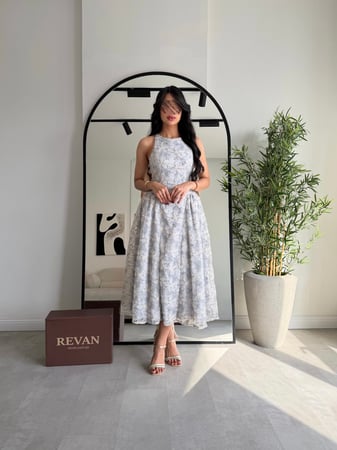 فستان عيد ميدي مزخرف بالورود من ريڤــان