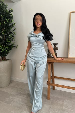 طقم عيد فاخر بتفاصيل كريستالية من ريڤــان