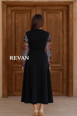فستان أسود قصير مع كم مطبوع من ريفان