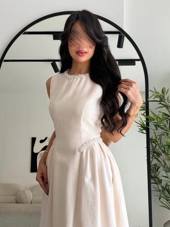 فستان عيد ميدي بقصة كلاسيكية تصميم أنثوي من ريڤــان