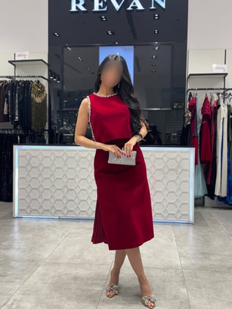 طقم سهرة مخمل ميدي مزين بالكريستال من ريڤــان