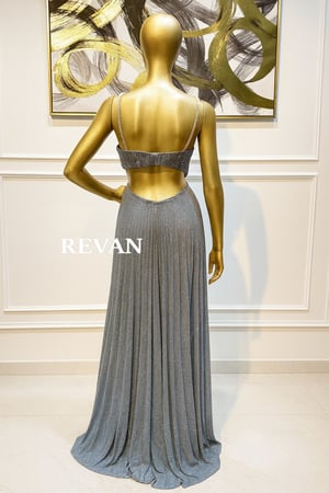 فستان سهرة مطرز بقصة هالتر فاخرة من ريڤــان