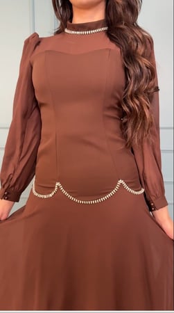 فستان عيد طويل بتفاصيل كريستال خصر أناقة راقية من ريڤــان