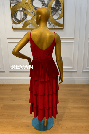 فستان سهرة أحمر مخملي بكتف رفيع وكسرات فاخرة من ريڤــان
