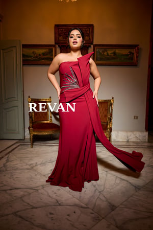 فستان سهرة بكتف واحد مع لمسات كريستالية من REVAN