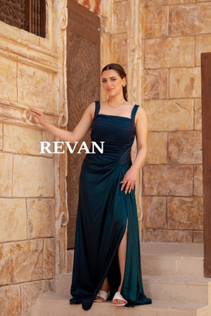 فستان ستان فاخر بثنيات جانبية وقصة انسيابية