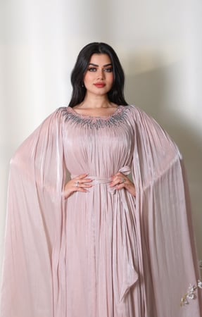 جلابية  ملكية بكسرات انسيابية وتطريز علوي فاخر من ريڤــان