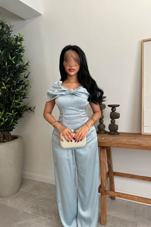 طقم عيد فاخر بتفاصيل كريستالية من ريڤــان