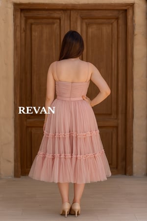 فستان سهرة وردي تول متوسط الطول بحزام من ريفان